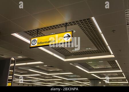 Invitation à l'intérieur lumineux jaune signe avec point d'interrogation et signe de route sur la station de métro et l'aéroport Banque D'Images