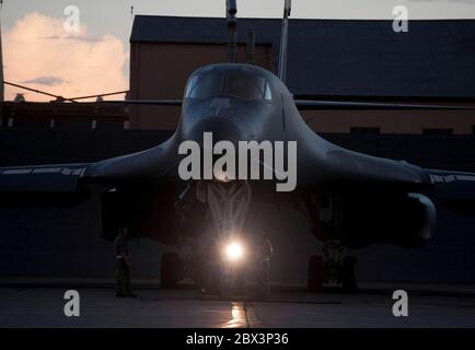 Les aviateurs du 28e Escadron de maintenance des aéronefs de la US Air Force effectuent des vérifications avant le vol sur les bombardiers furtifs B-1B lancer de la 28e Escadre Bomb à la base aérienne d'Ellsworth le 24 juillet 2012 près de Rapid City, Dakota du Sud. Banque D'Images