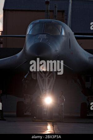 Les aviateurs du 28e Escadron de maintenance des aéronefs de la US Air Force effectuent des vérifications avant le vol sur les bombardiers furtifs B-1B lancer de la 28e Escadre Bomb à la base aérienne d'Ellsworth le 24 juillet 2012 près de Rapid City, Dakota du Sud. Banque D'Images