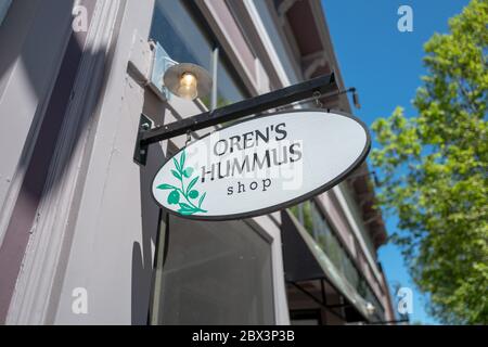 Panneau pour Oren's Hummus Shop dans la Silicon Valley, Mountain View, Californie, 24 avril 2020. () Banque D'Images