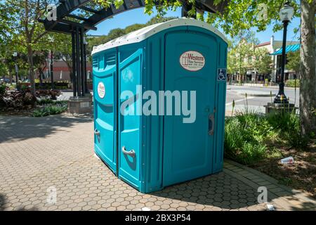 Des toilettes portatives sont visibles dans la Silicon Valley, Mountain View, Californie, lors d'une épidémie du coronavirus COVID-19, le 24 avril 2020. Avec des lois interdisant l'utilisation de nombreux restaurants et autres toilettes publiques, de nombreuses villes ont installé des installations temporaires pour les sans-abri, les travailleurs essentiels, et d'autres. () Banque D'Images