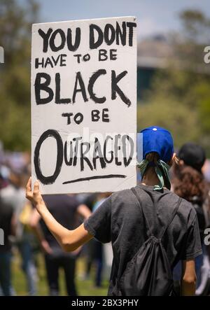 Manifestant avec signe à la manifestation en hommage à George Floyd, au parc Pan Pacific, dans le quartier Fairfax de Los Angeles, en Californie. Banque D'Images