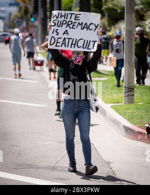 Manifestant avec signe à la manifestation en hommage à George Floyd, dans le quartier de Fairfax à Los Angeles, en Californie. Banque D'Images