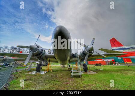 Weybridge, Surrey / Royaume-Uni - 26 février 2020 : nuages sombres au-dessus de l'ancien avion d'époque au musée Brooklands. Banque D'Images