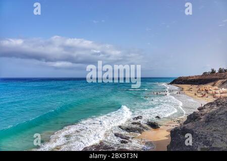 Fuerteventura, îles Canaries - 18 juillet 2019 : vue sur la scène de la belle plage de Costa Calma. Banque D'Images