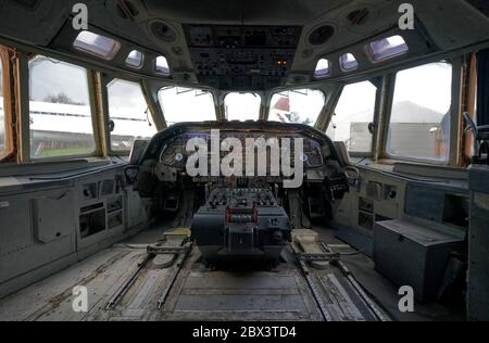 Weybridge, Royaume-Uni - 25 février 2020 : vue cabine et cockpit d'un ancien avion d'époque. Banque D'Images