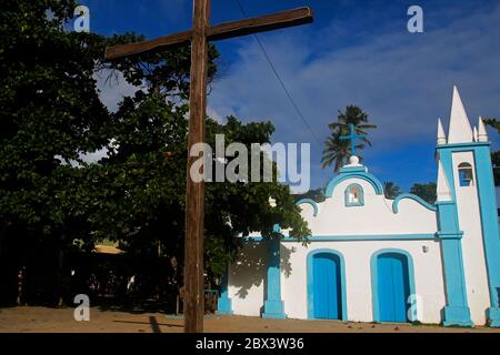 Église historique Praia do forte, Bahia, Brésil. Chapelle de Saint François, ancienne architecture coloniale, sur la place principale. Destination de voyage d'été célèbre Banque D'Images