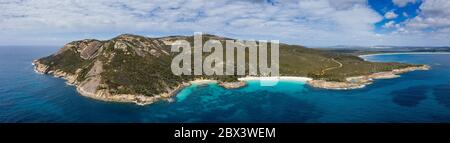 Vue panoramique aérienne spectaculaire sur Waterfall Beach et Little Beach à Nanarup, sur la côte Rainbow, en Australie occidentale Banque D'Images