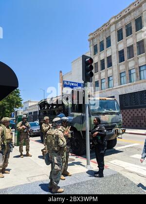 La garde nationale hollywood boulevard devant le panneau hollywood boulevard, l'armée dans les rues pendant la vie noire est importante manifestations du 2020 juin Banque D'Images