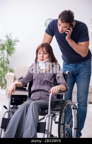 Femme et mari handicapés à la maison Banque D'Images