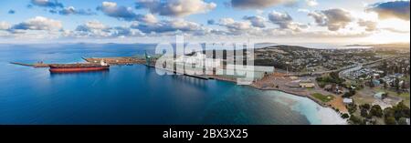 Esperance Australie occidentale 11 novembre 2019 : vue panoramique aérienne du port industriel d'Esperance au coucher du soleil Banque D'Images