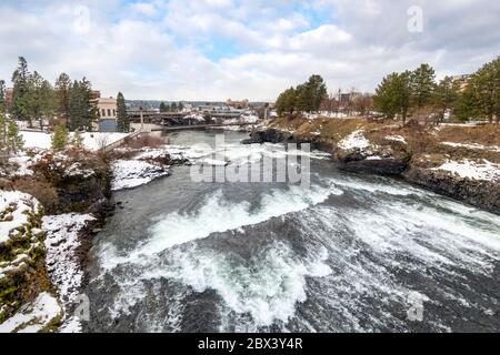 Le pont et le barrage de Post Street au parc Riverfront pendant une journée hivernale enneigée à Spokane, Washington. Banque D'Images