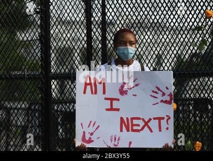 Washington, DC, États-Unis. 4 juin 2036. Washington, DC 060420 Jada Wallace (cq), de Germantown, MD, qui a déclaré que c'était son troisième jour de se présenter à la Maison Blanche pour protester, était parmi des centaines d'autres manifestants devant la Maison Blanche le 04 juin 2020. Credit: Essdras M. Suarez/ZUMA Wire/Alay Live News Banque D'Images