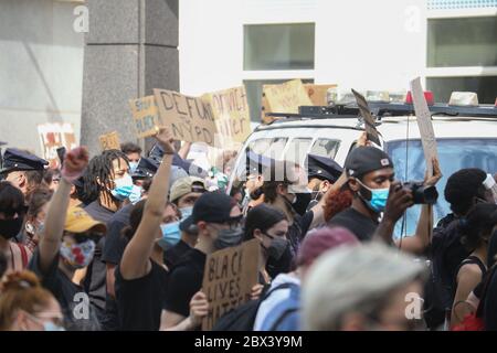 4 juin 2020, New York, NY, USA : après un service commémoratif à Cadman Plaza pour George Floyd, décédé sous la garde de la police de Minneapolis le 25 mai, des manifestants participants ont défilé sur le pont de Brooklyn. (Image crédit : © Dan Herrick/ZUMA Wire) Banque D'Images