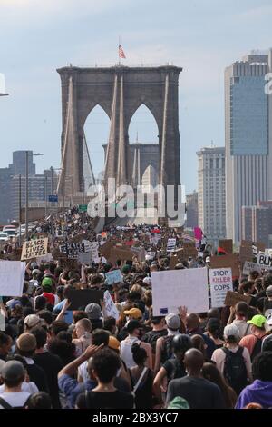 4 juin 2020, New York, NY, USA : après un service commémoratif à Cadman Plaza pour George Floyd, décédé sous la garde de la police de Minneapolis le 25 mai, des manifestants participants ont défilé sur le pont de Brooklyn. (Image crédit : © Dan Herrick/ZUMA Wire) Banque D'Images