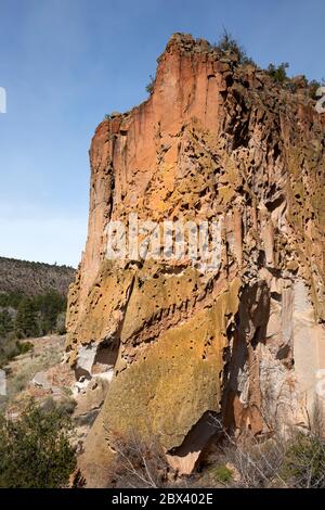 NM00487-00...NOUVEAU-MEXIQUE - falaise érodée et érodée au-dessus de la zone de long House du monument national de Bandelier. Banque D'Images