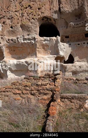 NM004890-00...NOUVEAU MEXIQUE -fondations pour les maisons de Tales et a creusé des chambres de falaise à long House au-dessus du monument national Frijoles Canyon Bandelier. Banque D'Images