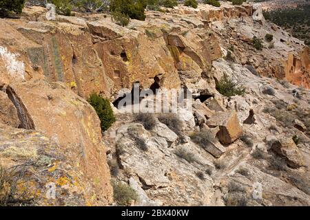 NM00504-00...NOUVEAU-MEXIQUE - Cavates et témoignages de vieilles maisons de talus vues depuis le sentier de la boucle Tsankawi au monument national de Bandelier. Banque D'Images