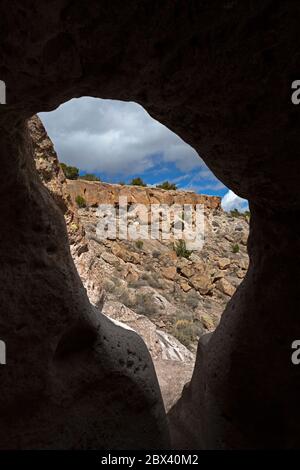 NM00506-00....NOUVEAU MEXIQUE - vue d'une falaise cavate dans l'unité Tsankawi du monument national de Bandelier. Banque D'Images