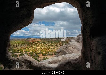 NM00507-00....NOUVEAU MEXIQUE - vue d'une falaise cavate dans l'unité Tsankawi du monument national de Bandelier. Banque D'Images