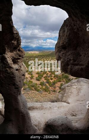 NM00508-00....NOUVEAU MEXIQUE - vue d'une falaise cavate dans l'unité Tsankawi du monument national de Bandelier. Banque D'Images