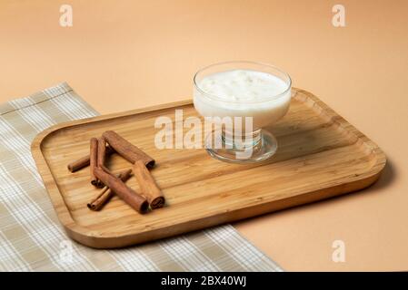 Bol d'hominy (Canjica) sur un plateau en bois, cuisine brésilienne typique aux festivals de juin Banque D'Images