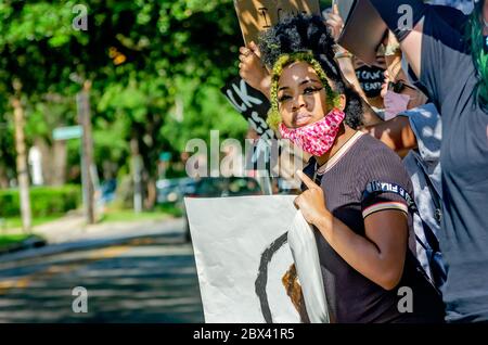 Les manifestants brandisent des signes lors d'une manifestation contre la brutalité policière, le 4 juin 2020, à Memorial Park à Mobile, Alabama. Banque D'Images