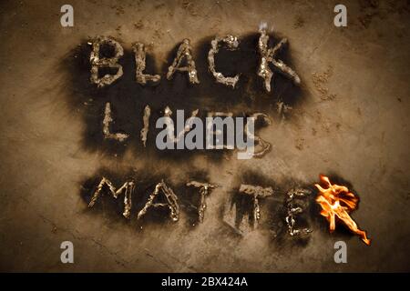 Black Lives Matter text slogan feu Flames, message de protestation des droits de l'homme révélé par la suie noire en poudre des lettres flamboyantes, les vies noires comptent mouvement mondial, concept de fin du racisme, histoire noire Banque D'Images