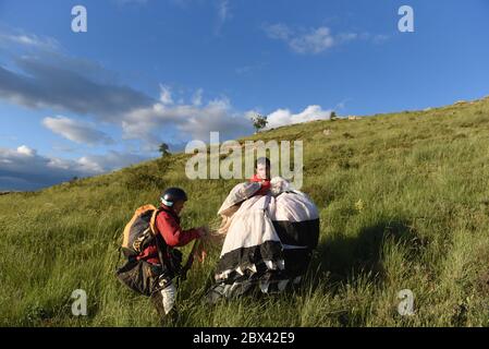 Perdices, Espagne. 04e juin 2020. Deux hommes se préparent à décoller pour un vol parapente près d'un petit village de Perdices pendant la crise du coronavirus.cette région est l'un des plus grands désertiques d'Europe en termes de population avec seulement 8.8 habitants par km² dans la phase 2 du plan de désescalade de l'Espagne en raison du covid-19 Pandémie, à partir du lundi 8 juin, dans cette phase, les régions seront en mesure de décider si les classes devraient redémarrer dans les écoles ou non, les rassemblements sociaux de 15 personnes maximum sont autorisés et il n'y a pas de restrictions sur les activités de plein air. Crédit : SOPA Images Limited/Alamy Live News Banque D'Images