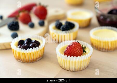 Mini-cheesecake décoré de myrtille, mûres et fraises Banque D'Images