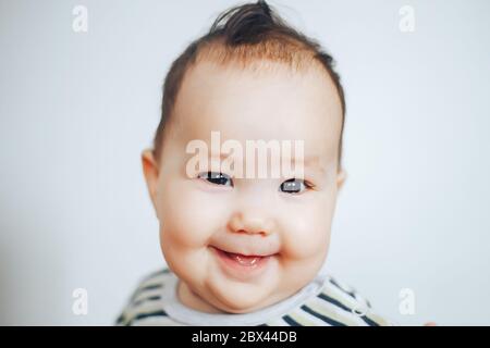 Bonne petite fille kazakh, mère russe et père kazakh, demi-race Banque D'Images