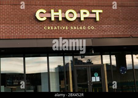 Un logo à l'extérieur d'un restaurant Chopt Creative Salad Company à Annapolis, Maryland, le 25 mai 2020. Banque D'Images