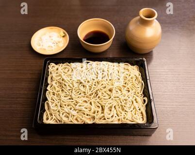Nouilles soba japonaises avec sauce trempée Banque D'Images