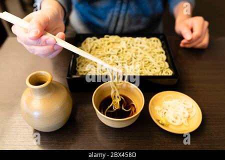 Nouilles soba japonaises avec sauce trempée Banque D'Images