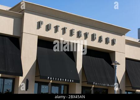 Un logo à l'extérieur d'un magasin de détail Pottery Barn à Annapolis, Maryland, le 25 mai 2020. Banque D'Images