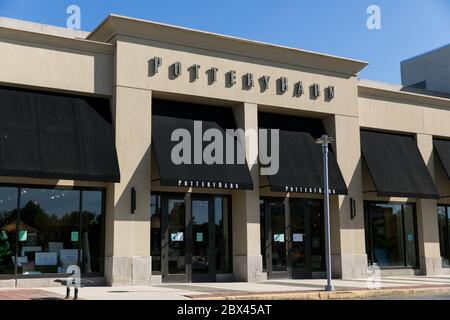 Un logo à l'extérieur d'un magasin de détail Pottery Barn à Annapolis, Maryland, le 25 mai 2020. Banque D'Images