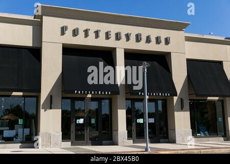 Un logo à l'extérieur d'un magasin de détail Pottery Barn à Annapolis, Maryland, le 25 mai 2020. Banque D'Images