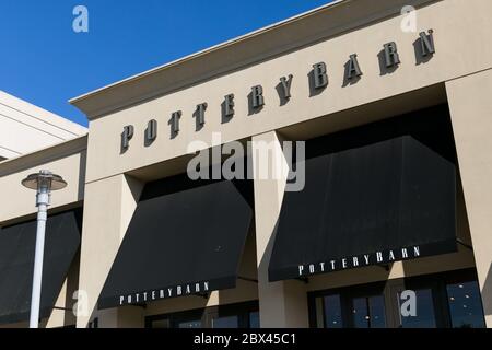 Un logo à l'extérieur d'un magasin de détail Pottery Barn à Annapolis, Maryland, le 25 mai 2020. Banque D'Images