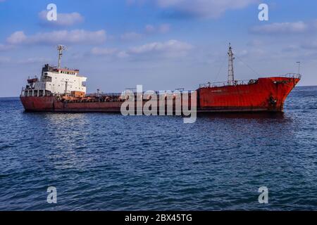 Navire coulé dans la mer, Hadramouth , Yémen , 2 septembre 2018 Banque D'Images