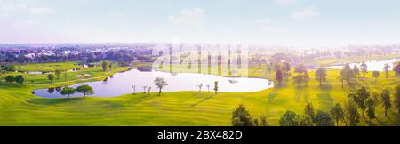 Vue aérienne du terrain de golf avec vue au lever du soleil dans la prise de vue du matin. Bangkok Thaïlande Banque D'Images