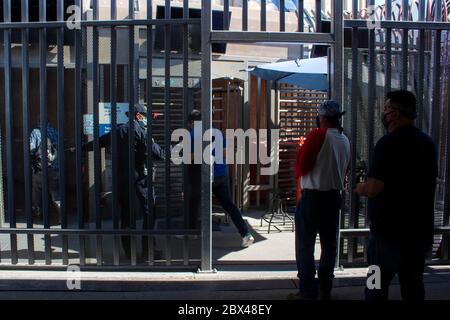 MEXICALI, MEXIQUE - JUIN 4 : les gens entrent aux États-Unis par le passage frontalier Mexicali-Calexico, en raison de la pandémie Covid-19, seuls les passages essentiels pour le travail, la santé et les urgences sont autorisés le 4 juin 2020 à Hermosillo, au Mexique. Malgré le nombre croissant de cas positifs de COVID-19 dans le pays, le programme « distance santé » a pris fin le 31 mai, mais les restrictions se poursuivront dans les villes où le nombre de cas confirmés est élevé. (Photo par Eder Zaid Figueroa/ Norte photo) Banque D'Images