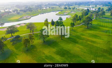 Vue aérienne du terrain de golf avec vue au lever du soleil dans la prise de vue du matin. Bangkok Thaïlande Banque D'Images