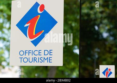 Bordeaux , Aquitaine / France - 06 01 2020 : logo office de tourisme signifie centre d'information en français pour les fenêtres touristiques de l'agence touristique Banque D'Images