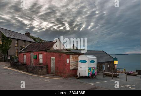 Myrtleville, Cork, Irlande. 05e juin 2020. Un ciel de l'aube qui couve forme un fond sur un mini-quai à café qui sert des boissons chaudes pour les nageurs et les amateurs de plage sur le front de mer à Myrtleville Co. Cork, en Irlande. Il y a un avertissement météo pour les petites embarcations en place car les vents devraient atteindre la force gale dans les endroits avec des tempetures entre 13-16 degrés celcius. - crédit; David Creedon / Alamy Live News Banque D'Images