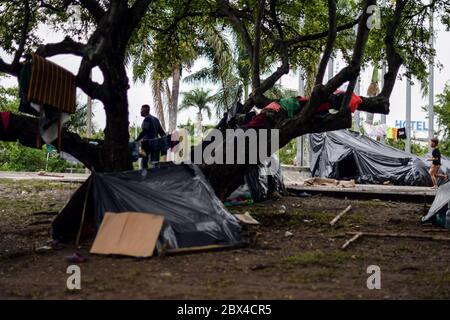 Les Vénézuéliens bloqués construisent un camp de fortune dans un parc couvert d'arbres au milieu de la pandémie de Covid-19, en attendant l'occasion de retourner dans leur pays, Cali, Banque D'Images