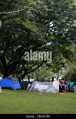 Les Vénézuéliens bloqués construisent un camp de fortune dans un parc couvert d'arbres au milieu de la pandémie de Covid-19, en attendant l'occasion de retourner dans leur pays, Cali, Banque D'Images