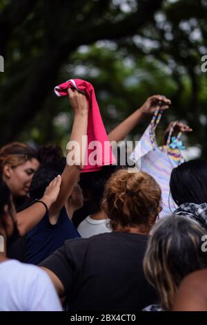 Un groupe de femmes vénézuéliennes bloquées se réunit pour distribuer des vêtements privés dans le camp de fortune créé dans le contexte de la pandémie de Covid-19, où elles ont été conçues Banque D'Images