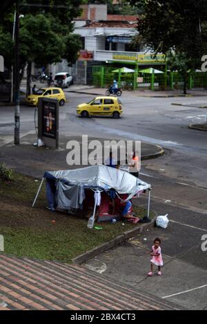 Les Vénézuéliens bloqués construisent un camp de fortune dans un parc couvert d'arbres au milieu de la pandémie de Covid-19, en attendant l'occasion de retourner dans leur pays, Cali, Banque D'Images