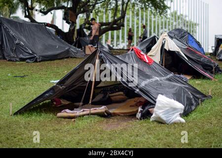 Les Vénézuéliens bloqués construisent un camp de fortune dans un parc couvert d'arbres au milieu de la pandémie de Covid-19, en attendant l'occasion de retourner dans leur pays, Cali, Banque D'Images