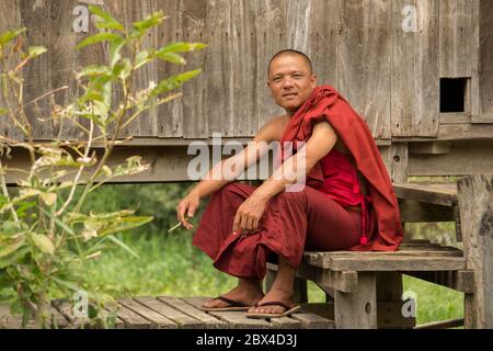 Lac Inle c'est le deuxième plus grand lac du Myanmar. Le bassin versant du lac se trouve dans une large mesure au nord et à l'ouest du lac. Banque D'Images